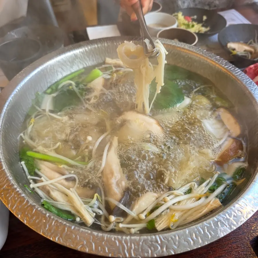 육수에서 건져 올린 스지와 샤브샤브 야채