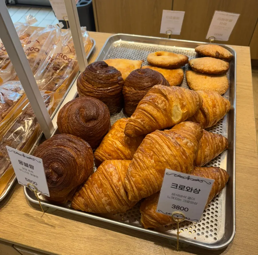 Various breads at Tomoru Bakery