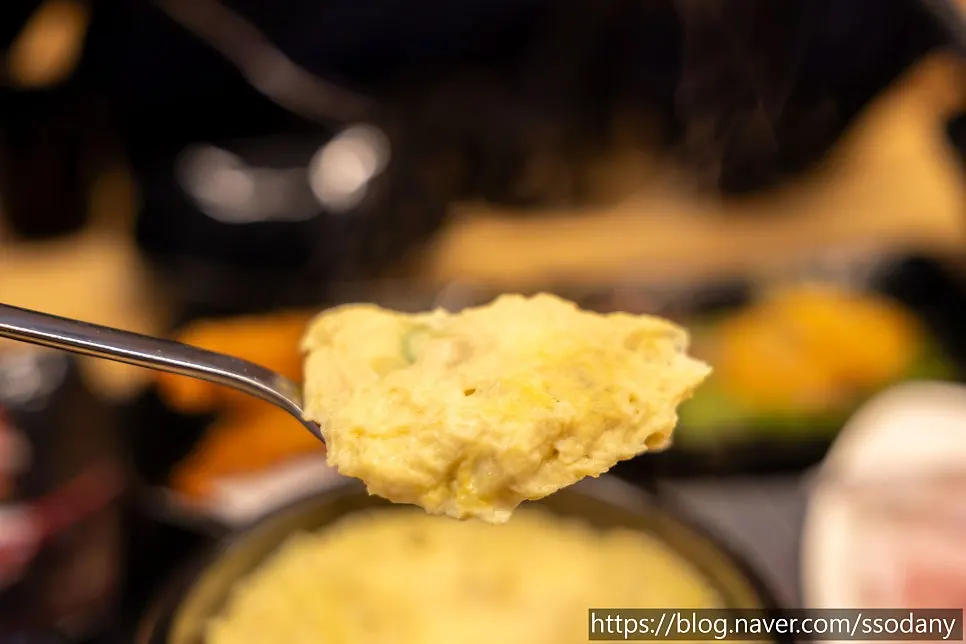 콩가루 올린 야채무침과 회