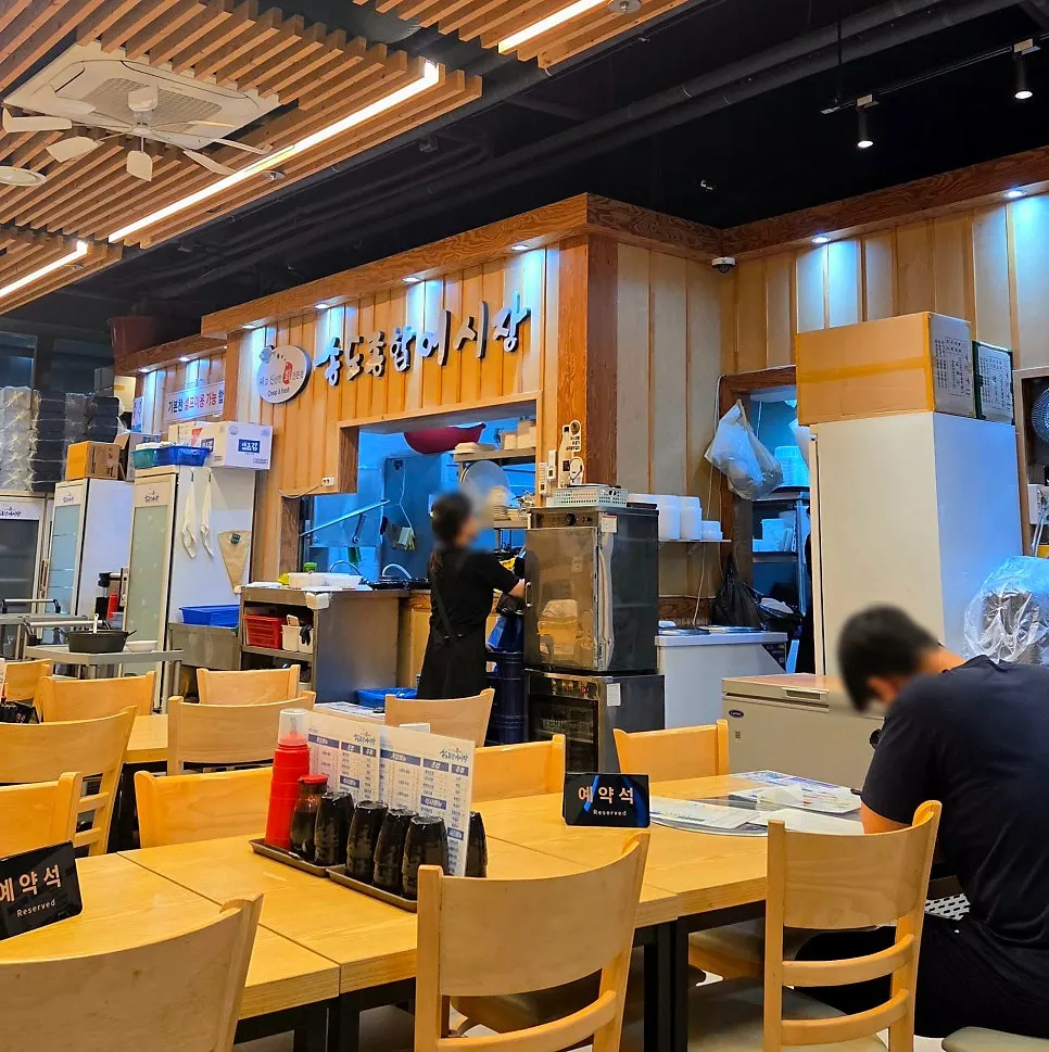 Tables inside Songdo Jonghap Eosijang