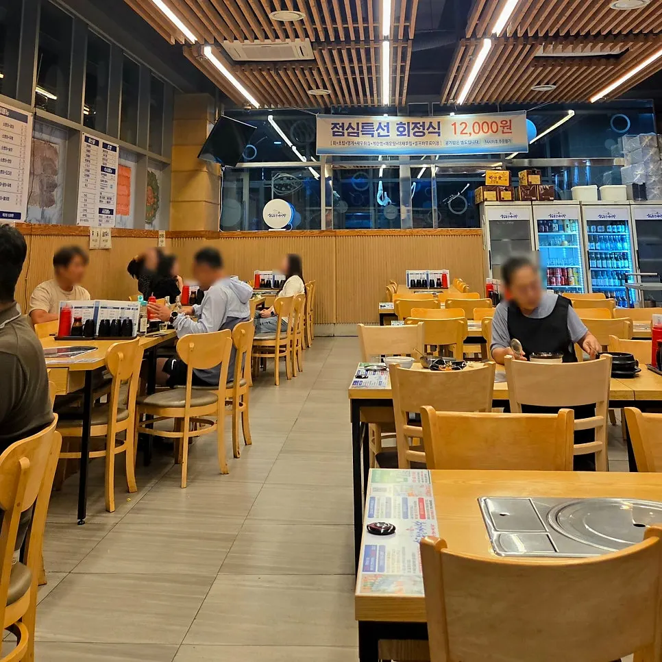 Four-person seating at Songdo Jonghap Eosijang