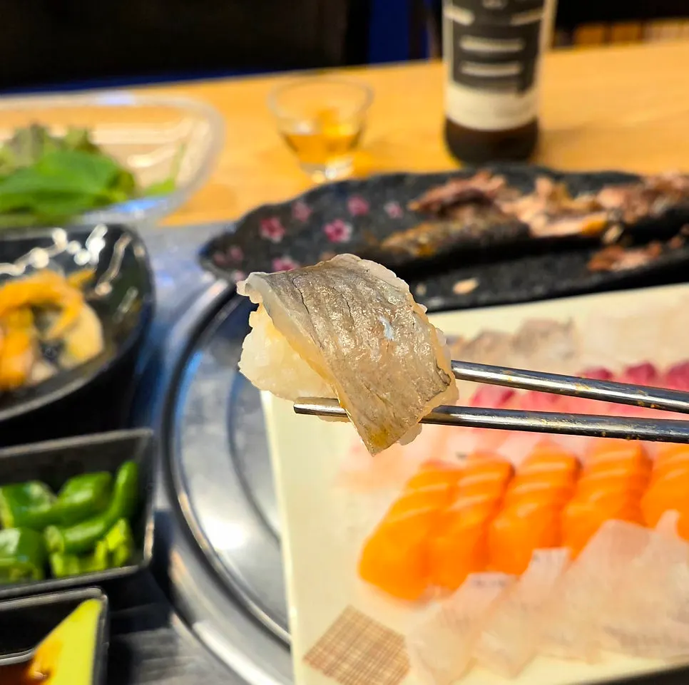 Live fish sashimi eaten with aged kimchi