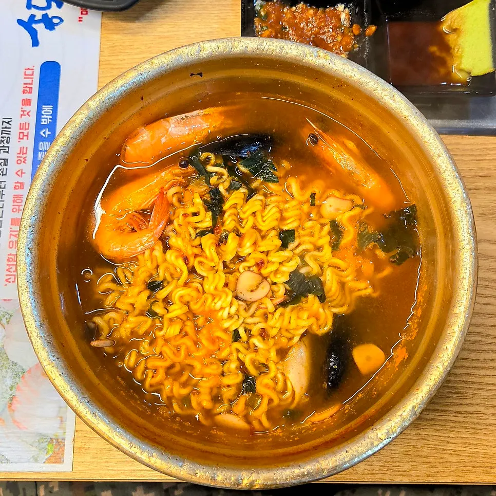 Made-to-order live fish sashimi and seafood ramen at Songdo Jonghap Eosijang