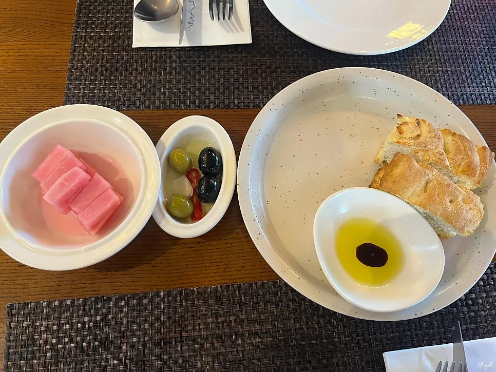 Balsamic sauce and bread appetizer