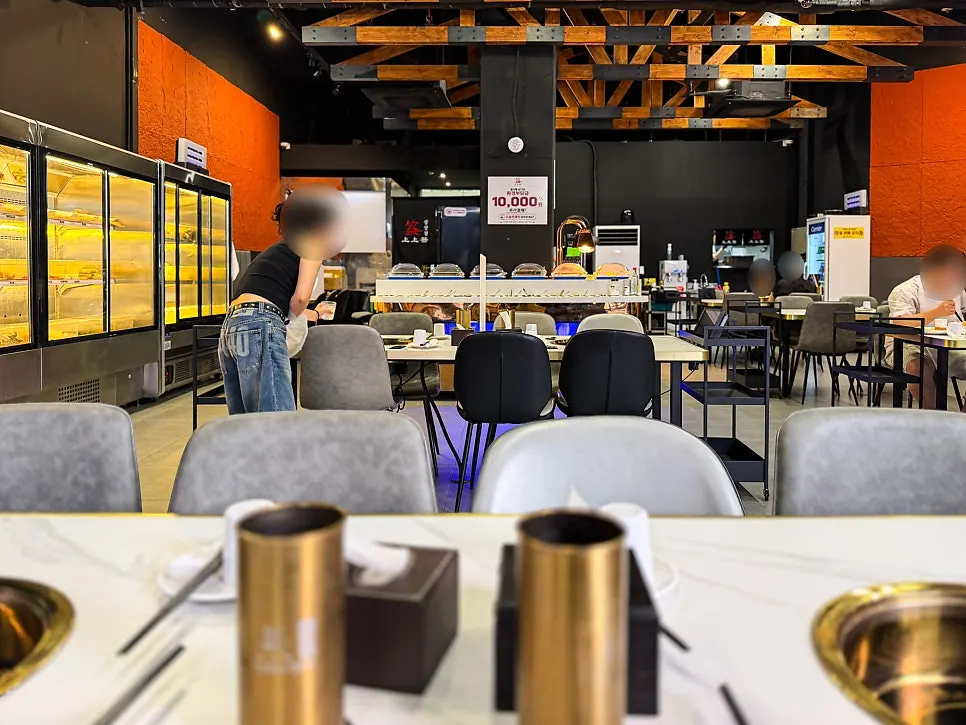 Photo showing the wide spacing between tables at Sangsangcheom
