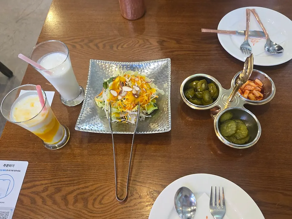 Table with QR code ordering instructions