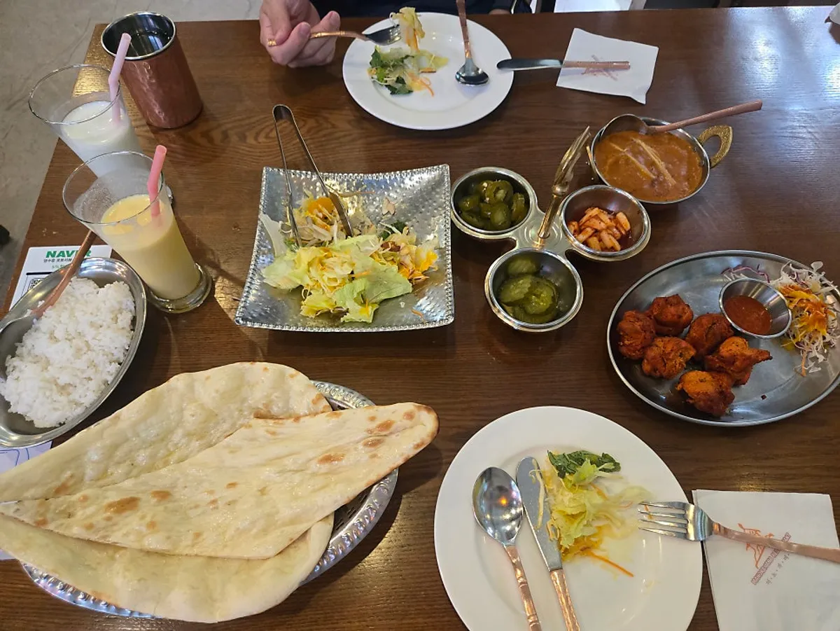 BB set spread with butter naan, tandoori chicken and curry