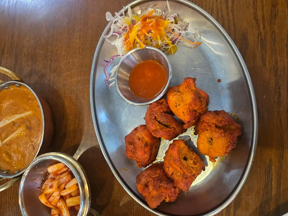 Tandoori chicken with accompanying sauce