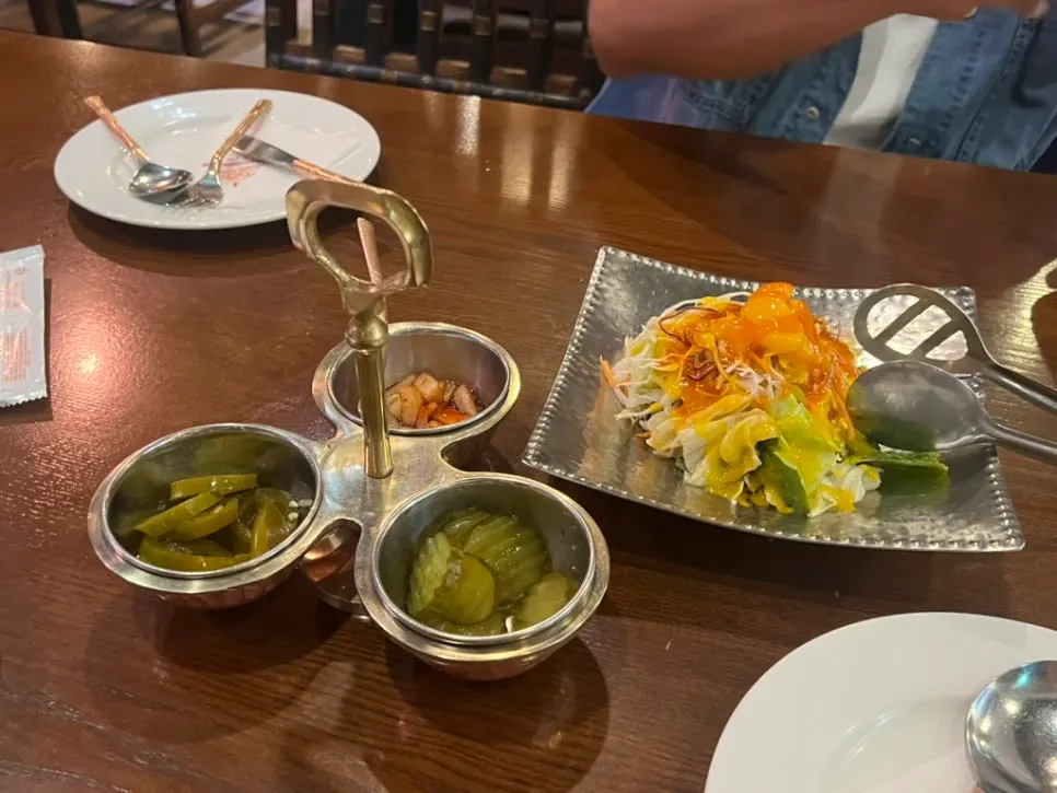 양파김치와 할라피뇨, 피클 반찬 접시