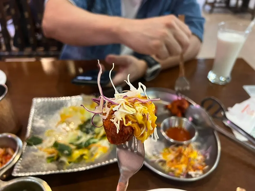 샐러드와 함께 놓인 탄두리치킨