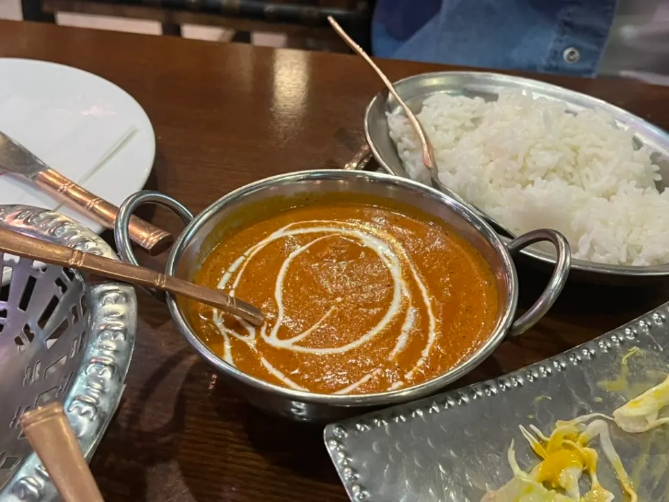 안 매운 커리와 밥, 난 기본 구성 상차림