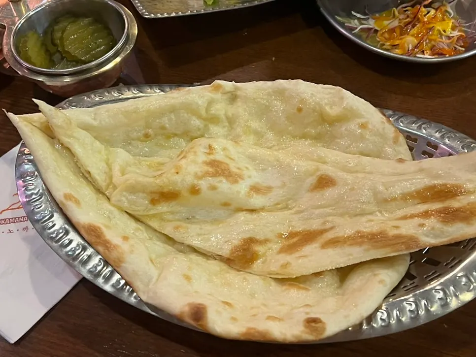 버터난과 갈릭난 비교 상차림