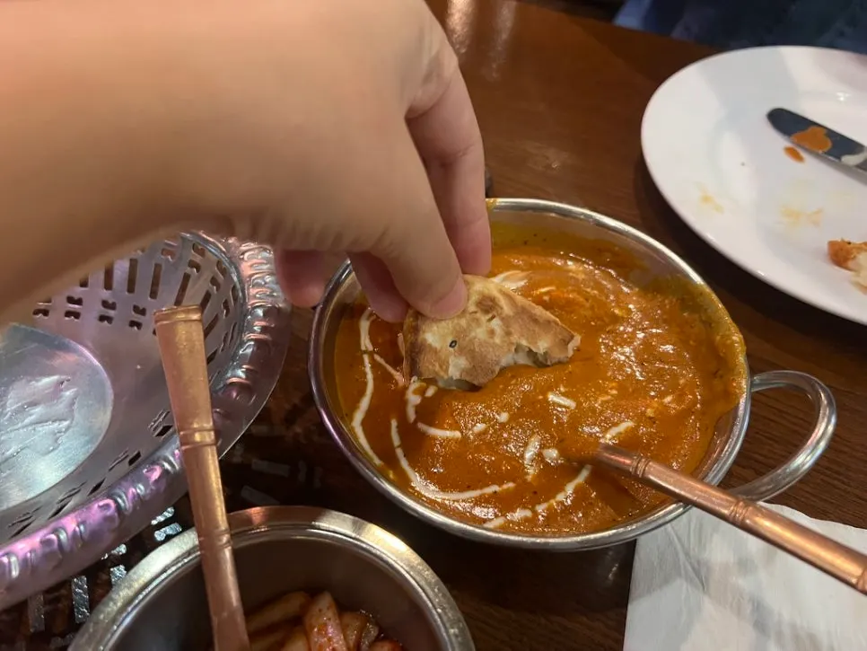 난에 커리를 찍어 먹는 모습
