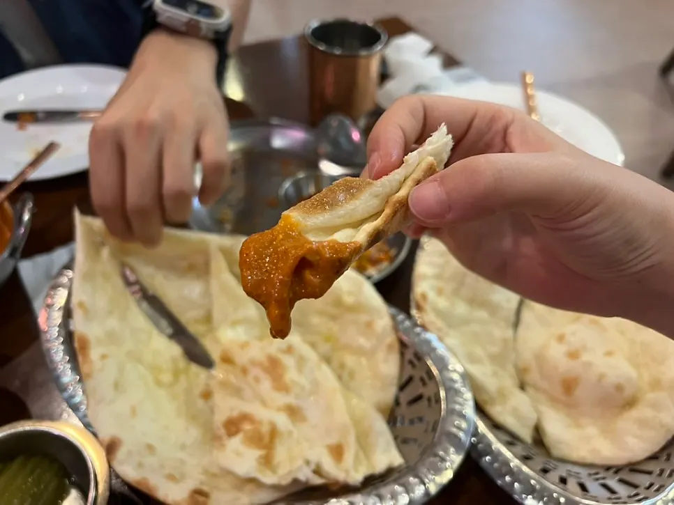 치즈난과 커리 소스