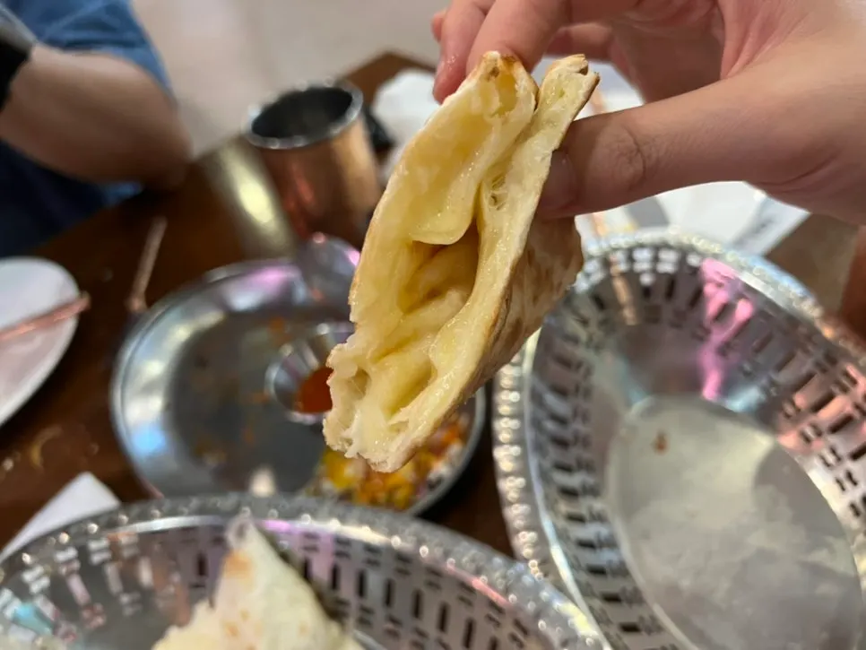 치즈난과 커리를 함께 먹는 상차림