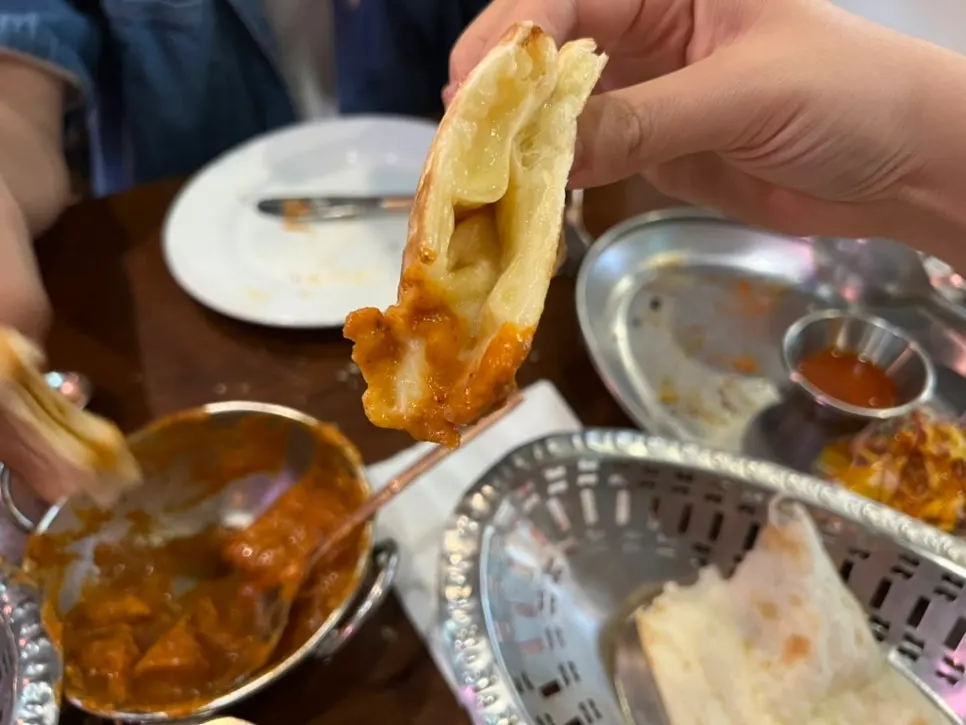치즈난과 커리가 놓인 테이블