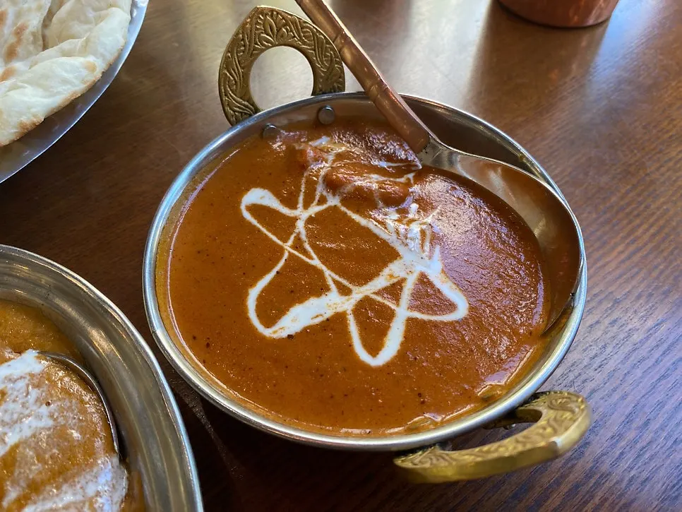 크림빛이 도는 버터치킨 클로즈업