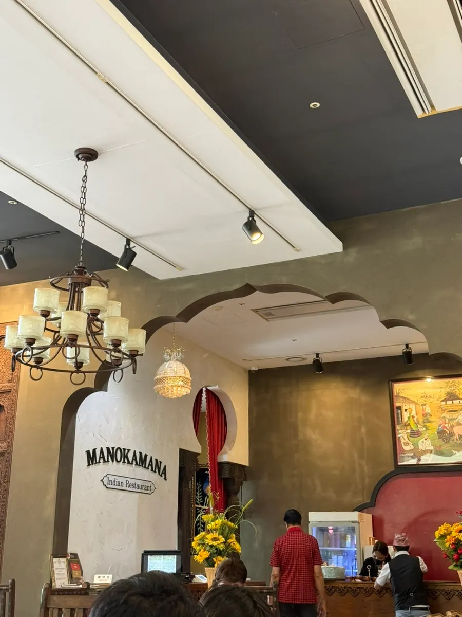 Restaurant interior crowded with weekday lunch customers