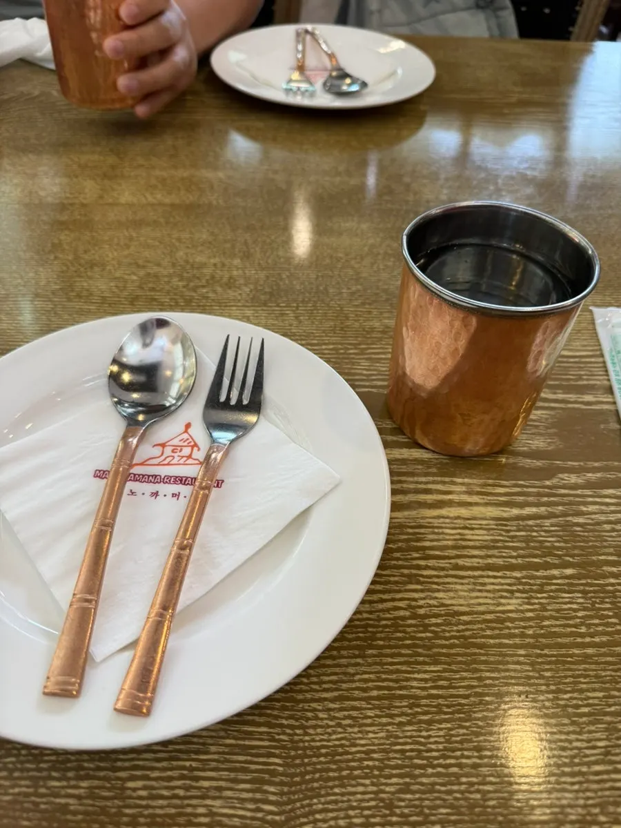 Table setting with metal tableware