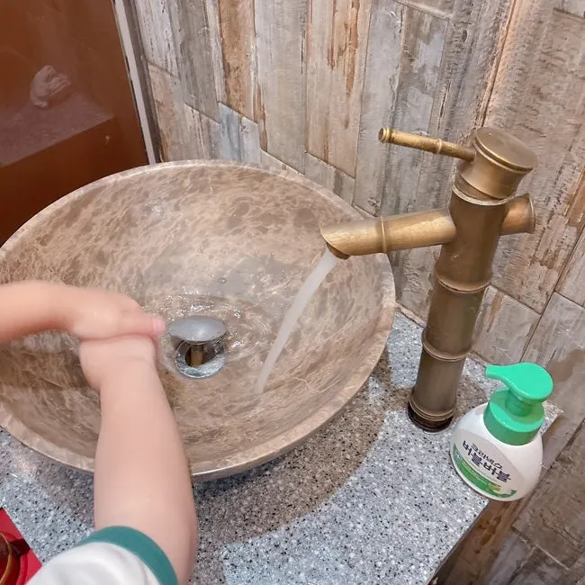 Dedicated washbasin inside the restaurant