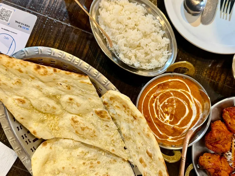 Butter chicken curry with garlic naan