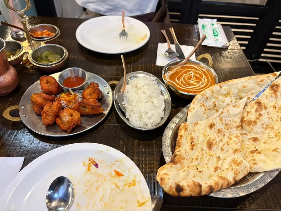 커리와 난, 밥, 탄두리치킨으로 구성된 A세트