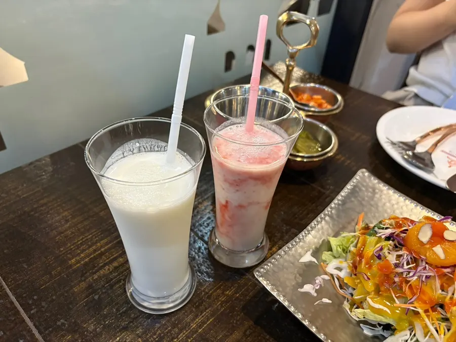 플레인 라씨와 딸기 라씨 두 잔
