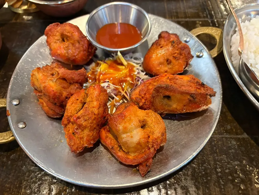 밥과 커리를 함께 즐기는 상차림