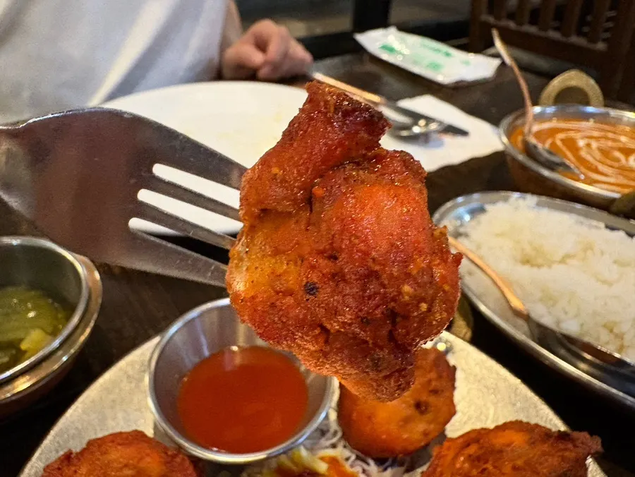 크림이 둘러진 버터치킨 커리 클로즈업