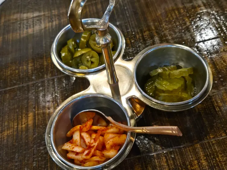 머노까머나 기본 찬 김치와 피클, 할라피뇨