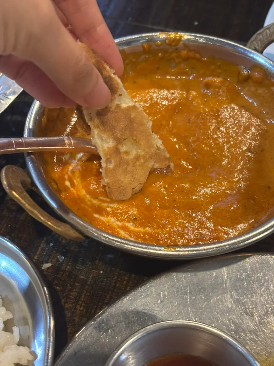 찢어서 커리에 찍어 먹는 갈릭난