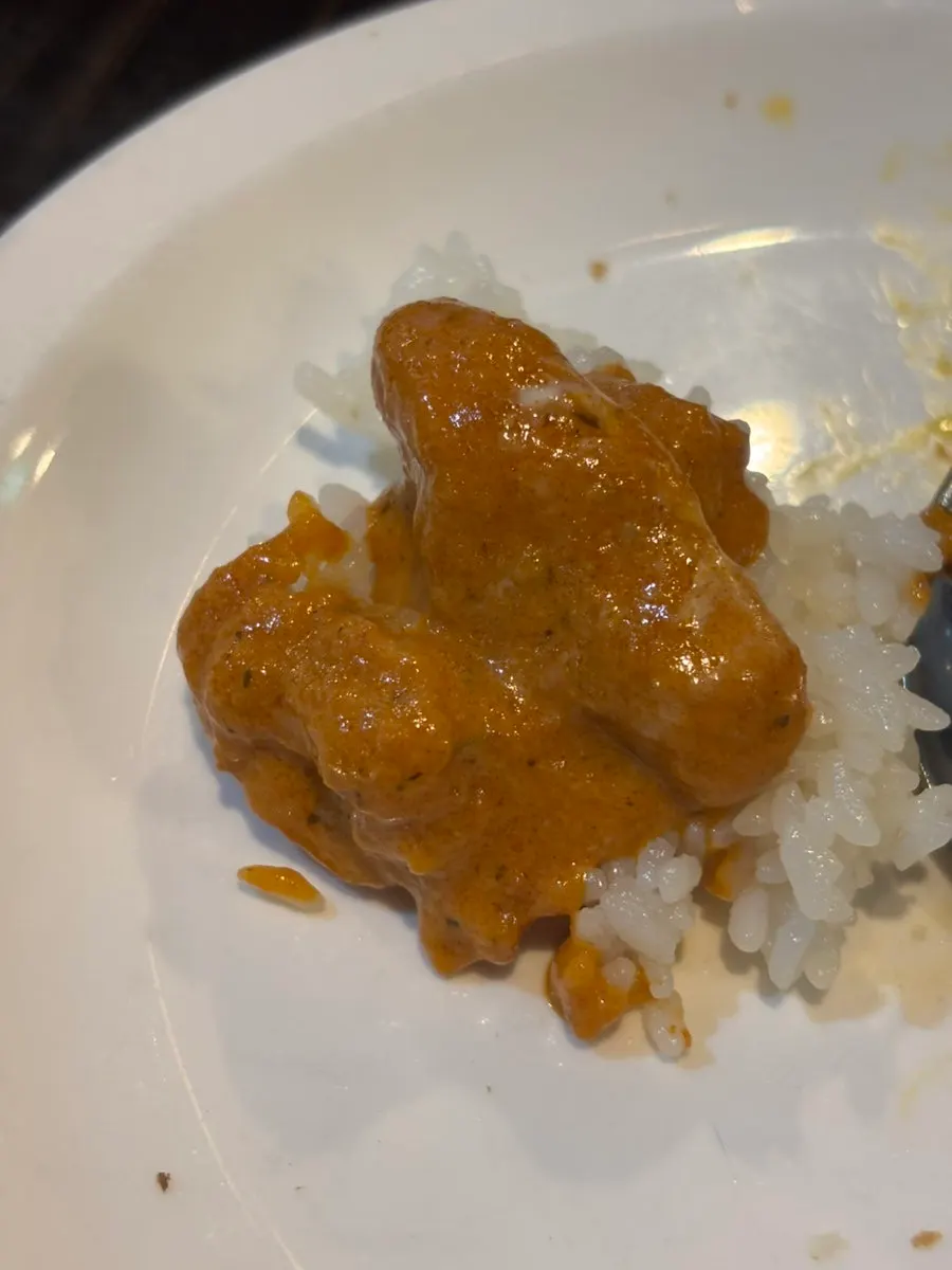 밥 위에 올린 버터치킨커리와 큼직한 닭고기