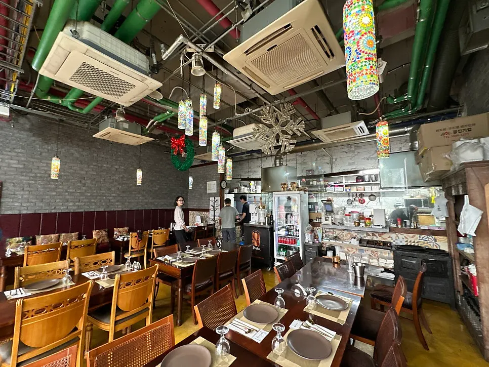 Bombay Broy Songdo exterior and lunch-set information