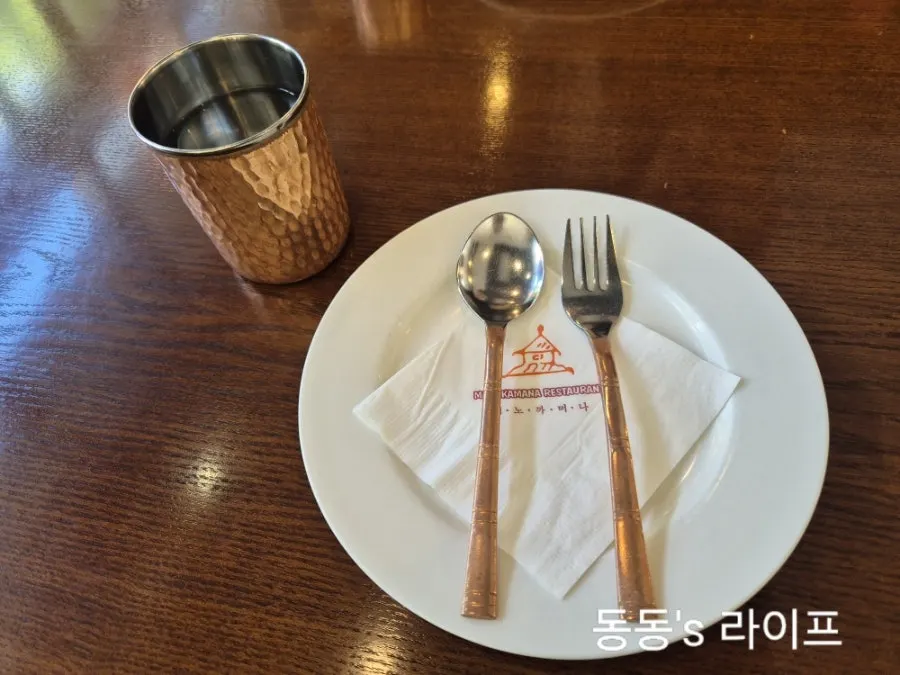 금빛 식기로 세팅된 테이블