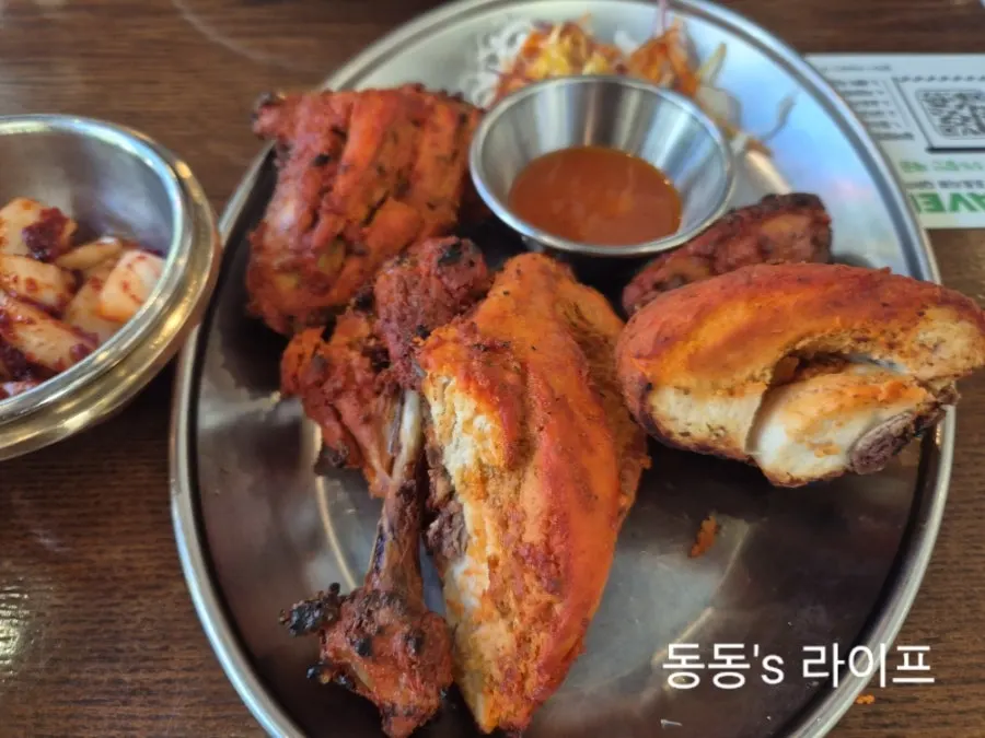 부드러운 살결이 보이는 탄두리치킨