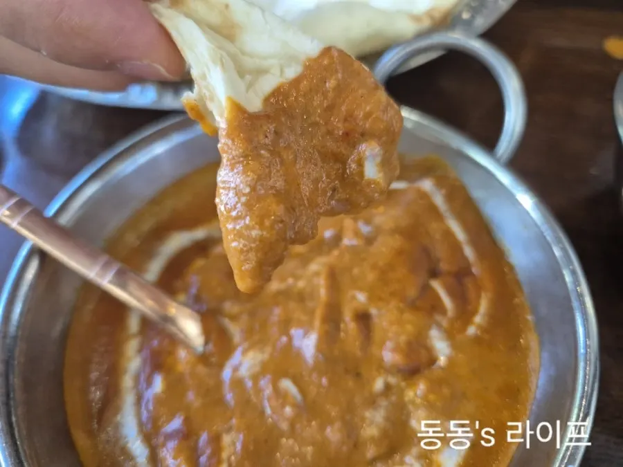 갈릭난을 버터치킨 커리에 찍는 모습