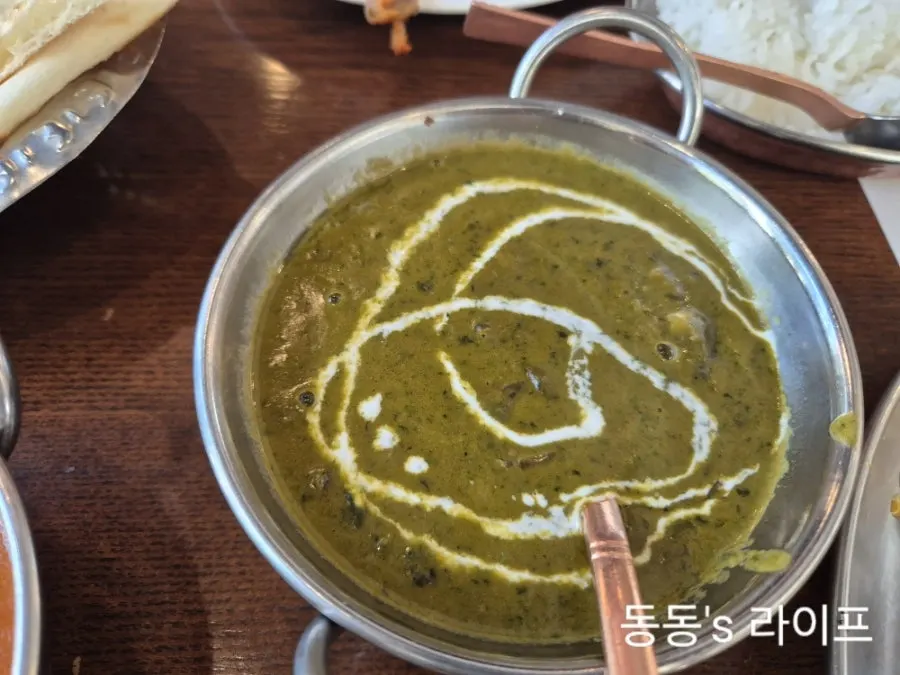 시금치와 커티지치즈가 들어간 빨락 빠니르