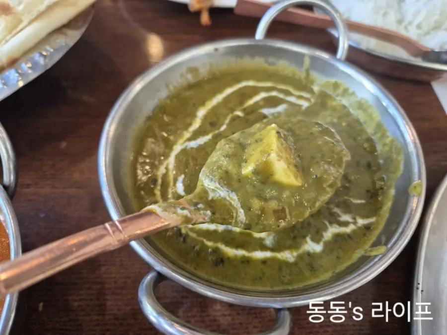 커티지치즈가 보이는 빨락 빠니르 커리