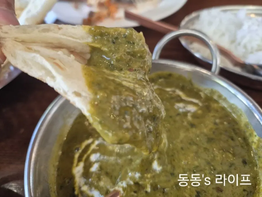 갈릭난과 커리를 함께 먹는 상차림