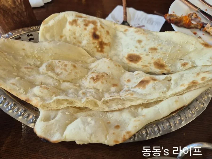 푸짐한 갈릭난 한 판과 버터치킨 조합
