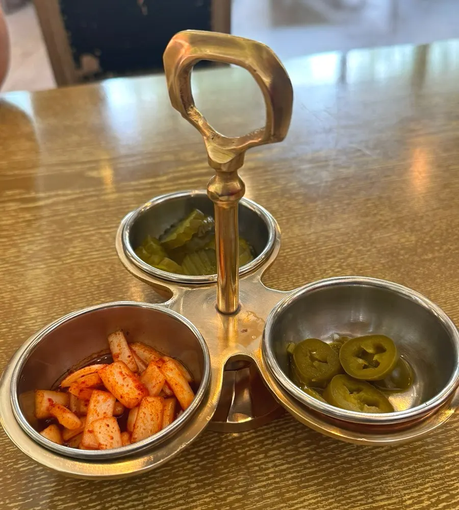 그린 샐러드와 양파김치처럼 보이는 곁들임