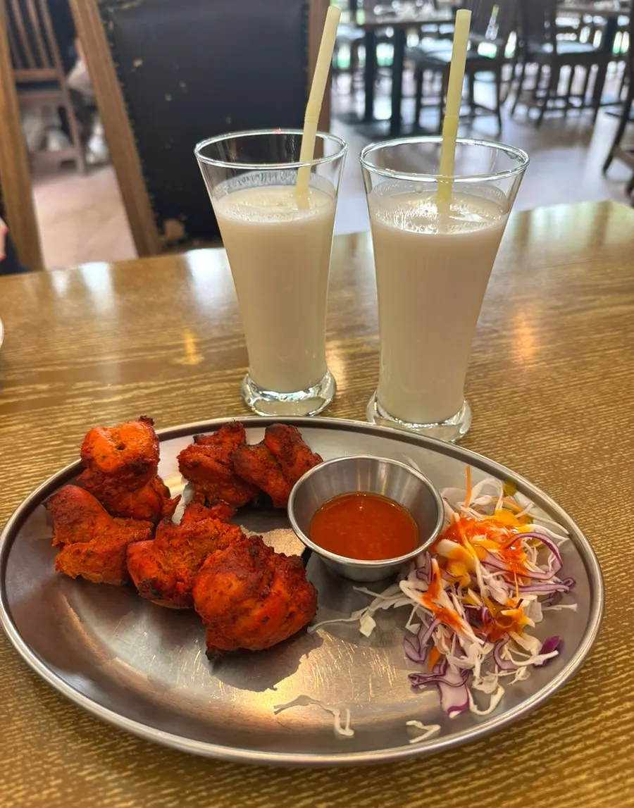 치킨 티카와 라씨 구성