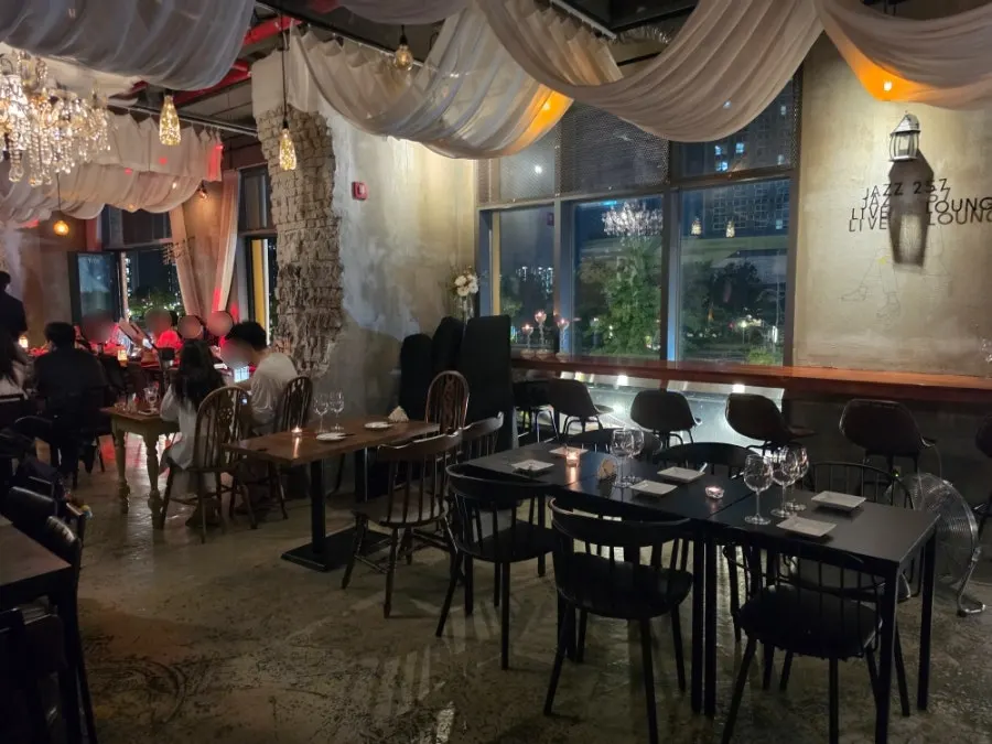 Space for enjoying jazz performances and dinner