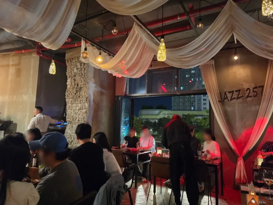 Interior atmosphere of a Songdo jazz bar
