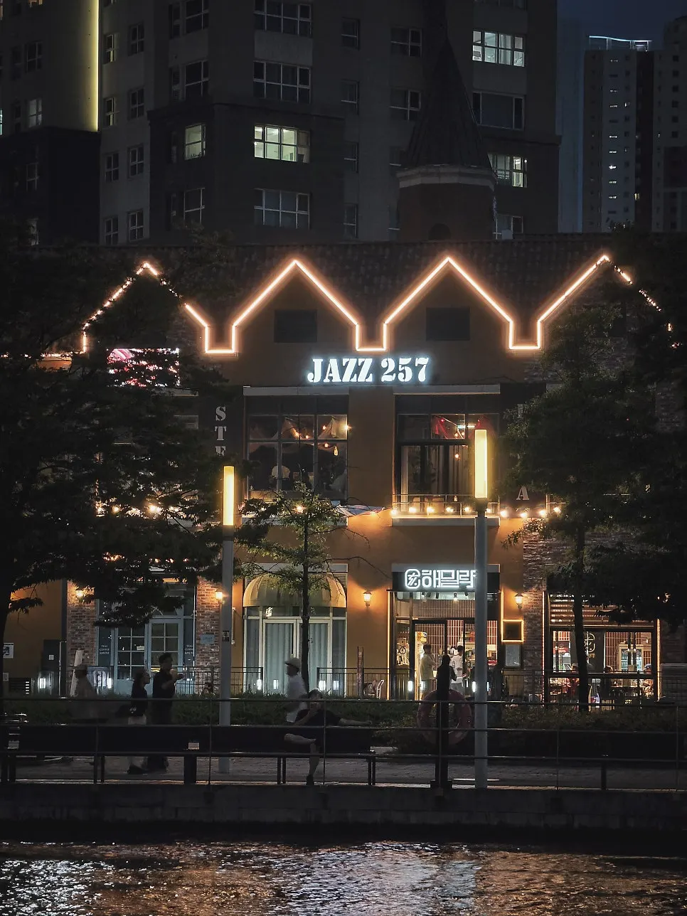 Jazz 257 Songdo dining and performance space