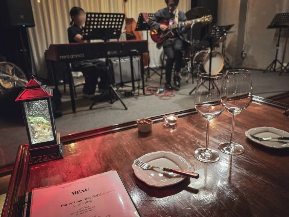 新鮮な食材の案内がある店内
