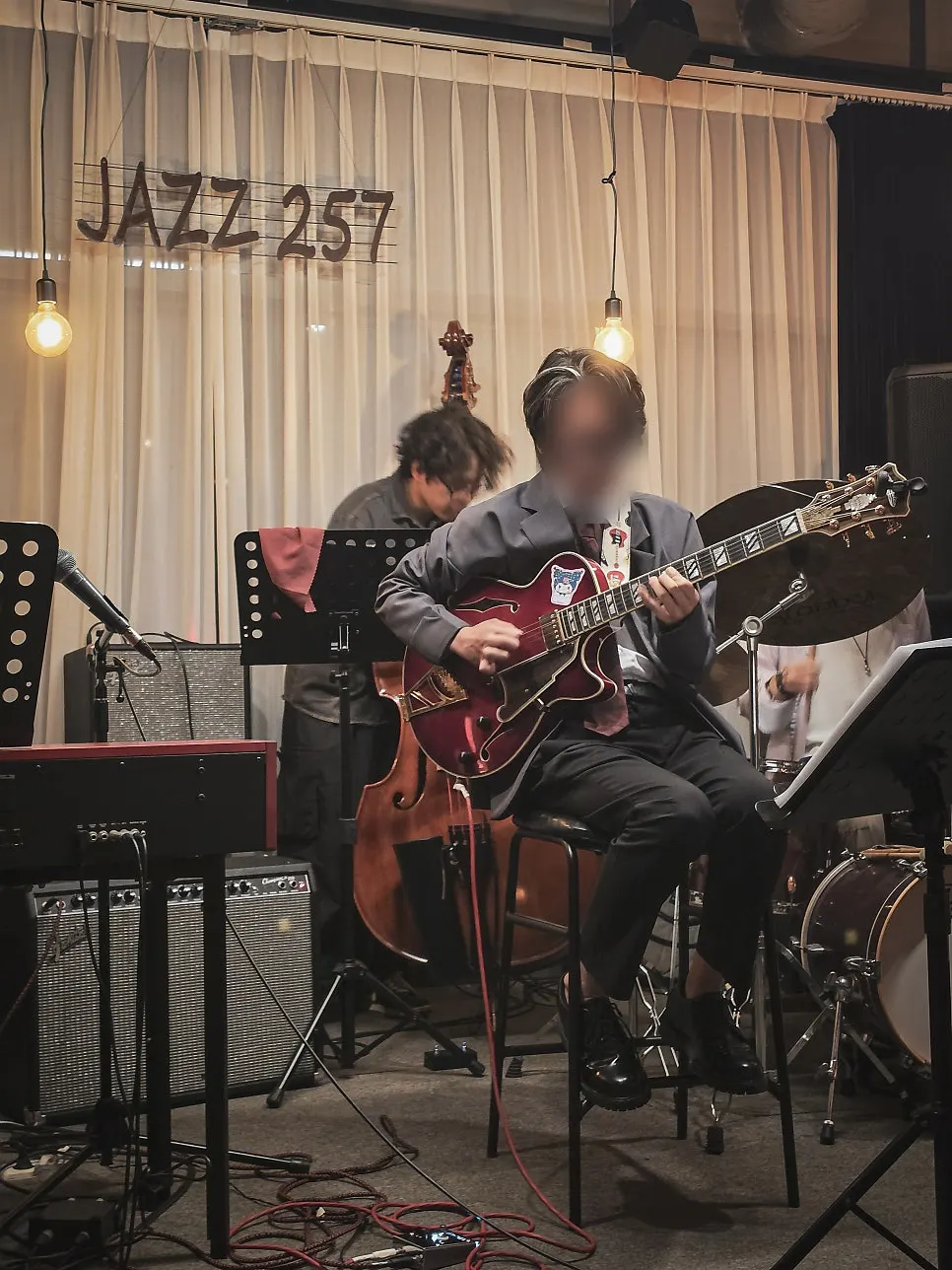 ジャズアーティストのライブ演奏ステージ