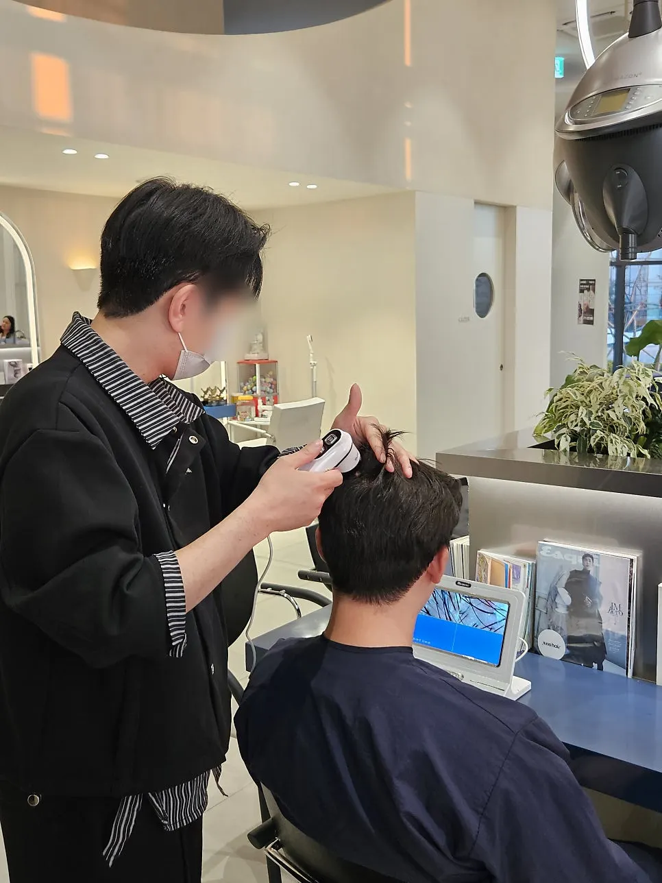 Designer Junbo giving a head shape and face shape hair consultation