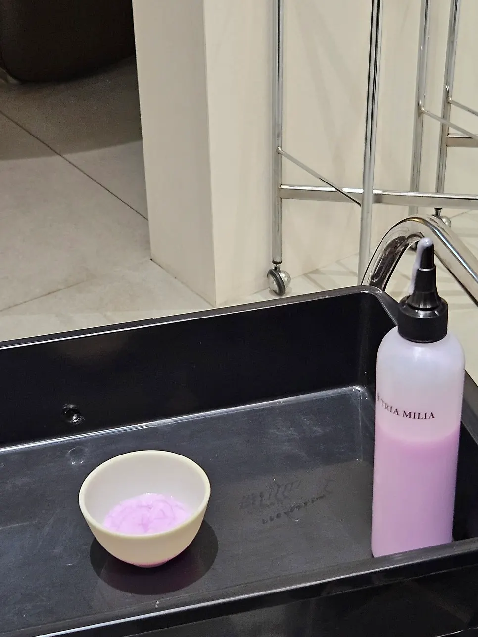 Moisturizing soothing pack applied to calm the scalp