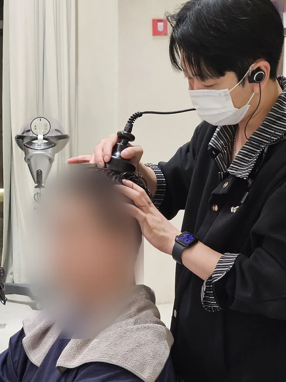 Low-frequency stimulator caring for scalp condition
